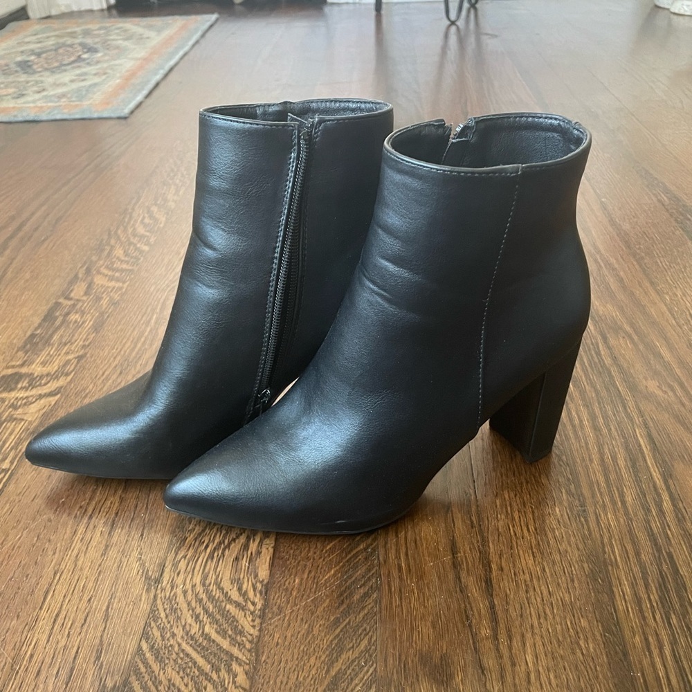 DREAM PAIRS NWOT Black booties